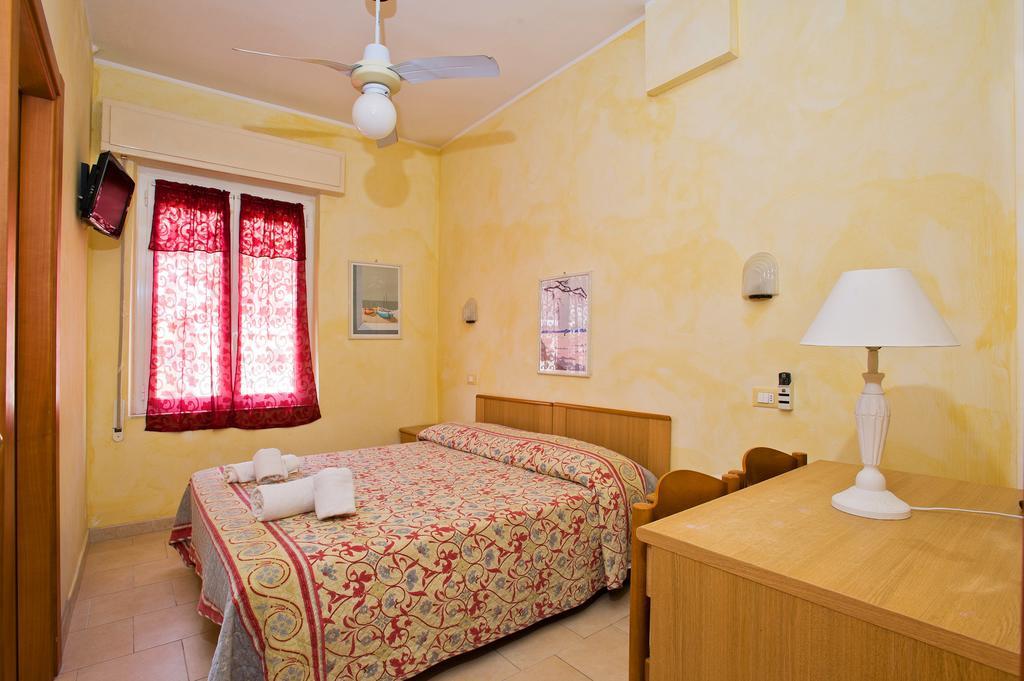 بيترا ليغوري Hotel Lido الغرفة الصورة