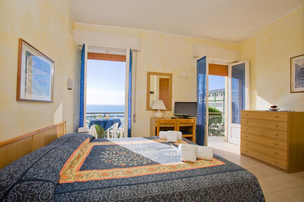 بيترا ليغوري Hotel Lido الغرفة الصورة